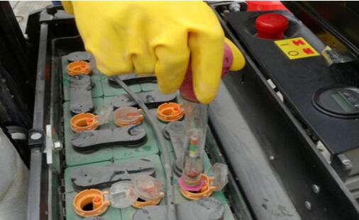 你是否知道電動(dòng)叉車蓄電池需要定時(shí)加水